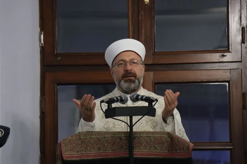 Diyanet İşleri Başkanı Erbaş, Kadir Gecesi’nde dualar okuyup namaz kıldırdı
