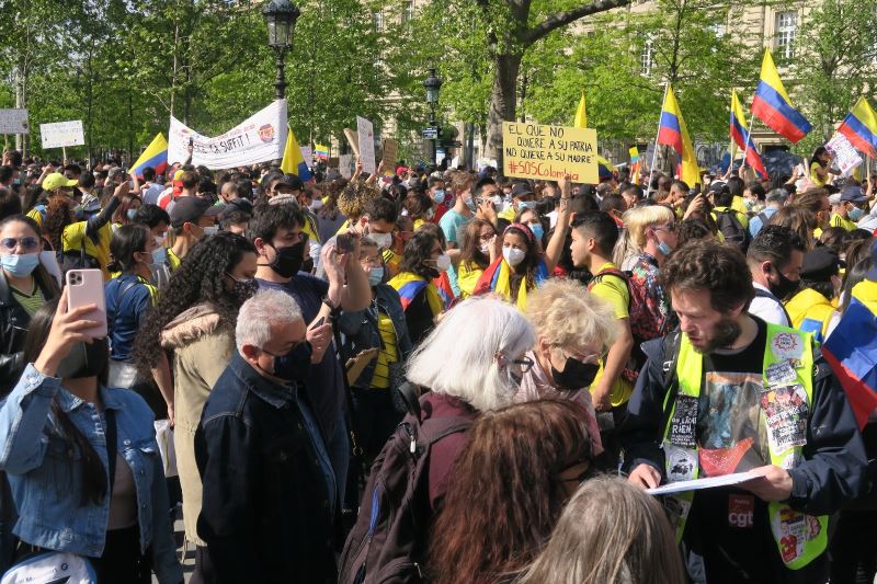 Paris’te Kolombiya’daki vergi reformu protestolarına destek gösterisi
