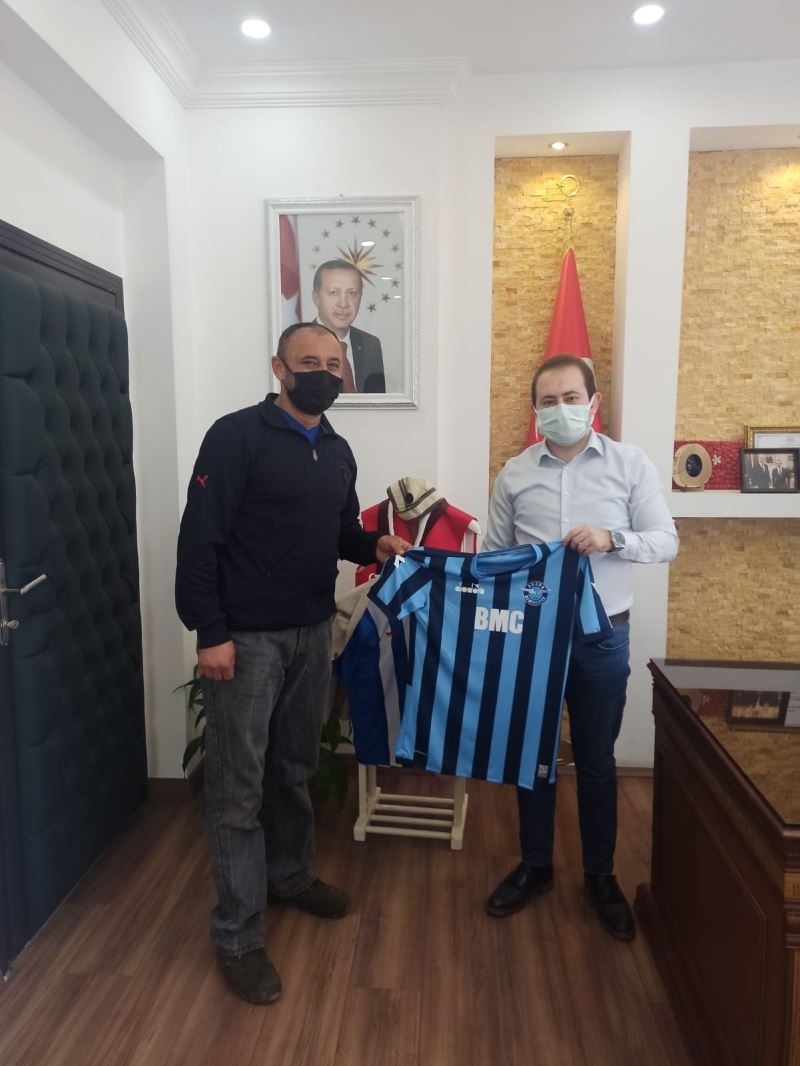 Adanalı Vali’den Ordulu esnafa Adana Demirspor forması
