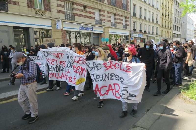 Paris’te öğrenciler, hükümetin salgını yönetememesini protesto etti
