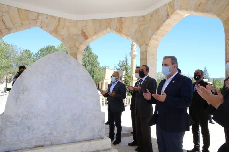 Mustafa Destici Yunus Emre’nin kabrini ziyaret etti
