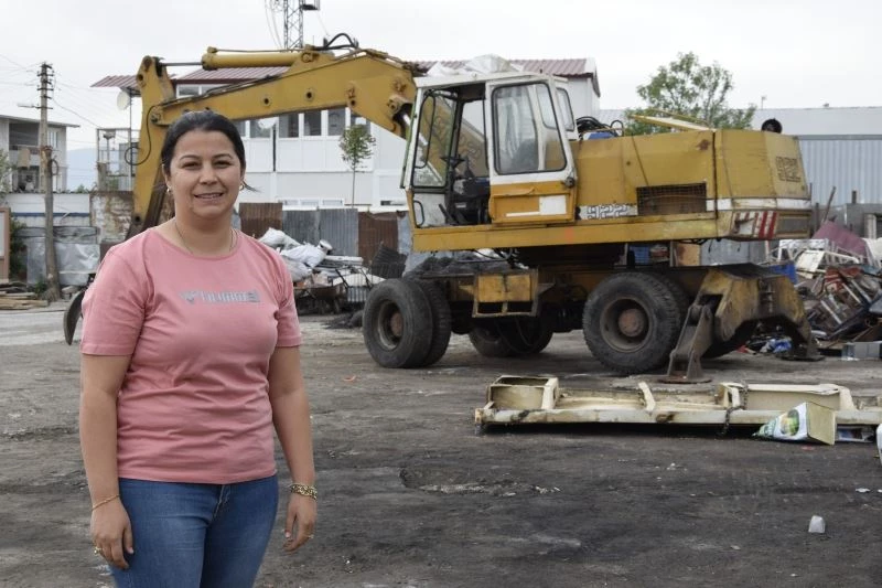 ’Yapamazsın’ diyen eşine inat 2 günde kepçe operatörü oldu
