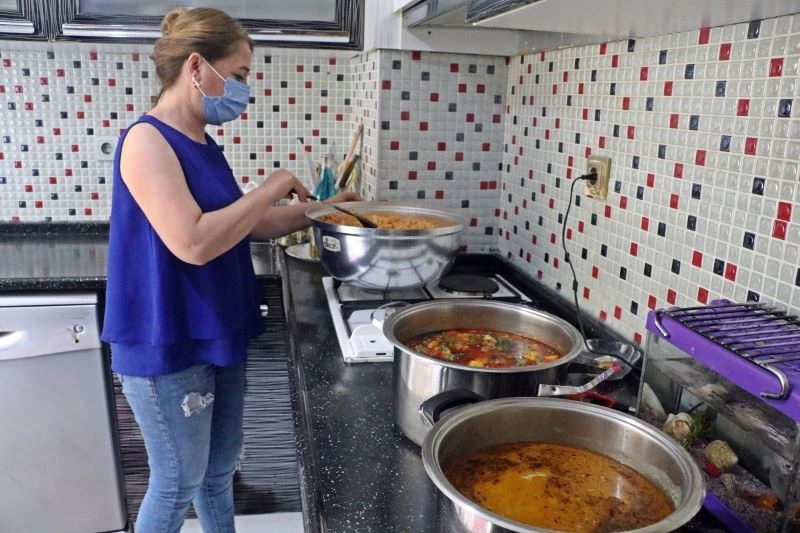 Bu mahallede her gün bir kadın ’komşuluk’ için 30 kişilik yemek yapıyor

