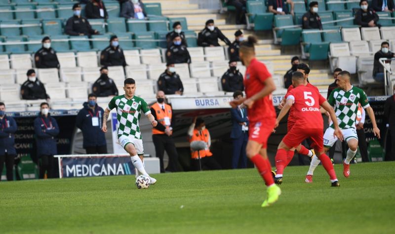TFF 1. Lig: Bursaspor: 0 - Ankara Keçiörengücü: 2 (İlk yarı sonucu)
