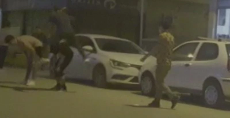 Sokağa çıkma kısıtlamasında caddede ’birdirbir’ oynadılar
