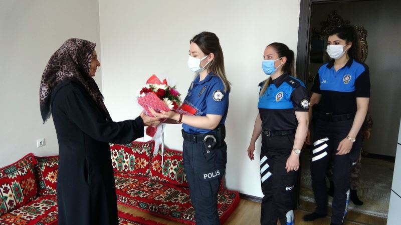 Kadın polislerden şehit annesine “Anneler Günü” ziyareti
