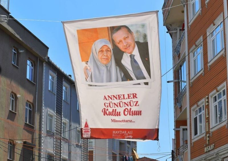 Beyoğlu sokakları şehit annelerinin fotoğraflarıyla donatıldı
