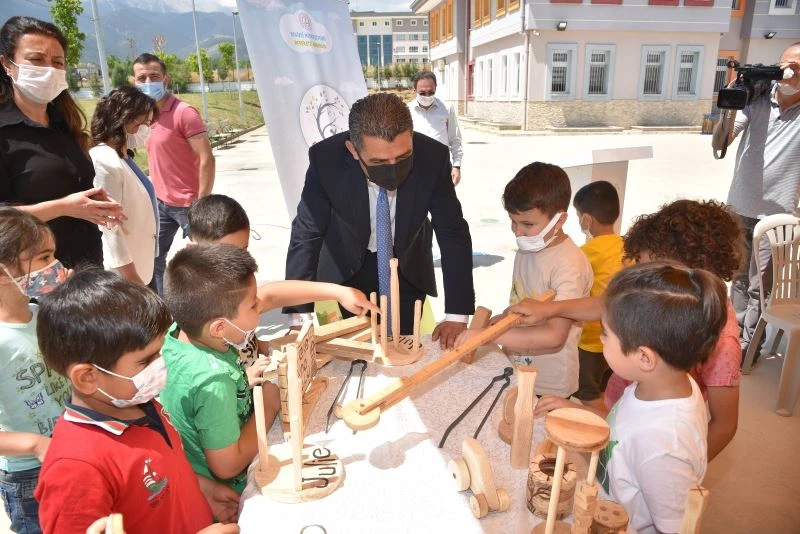 Okul öncesi öğrencileri el yapımı ahşap oyuncaklar ile sevindi
