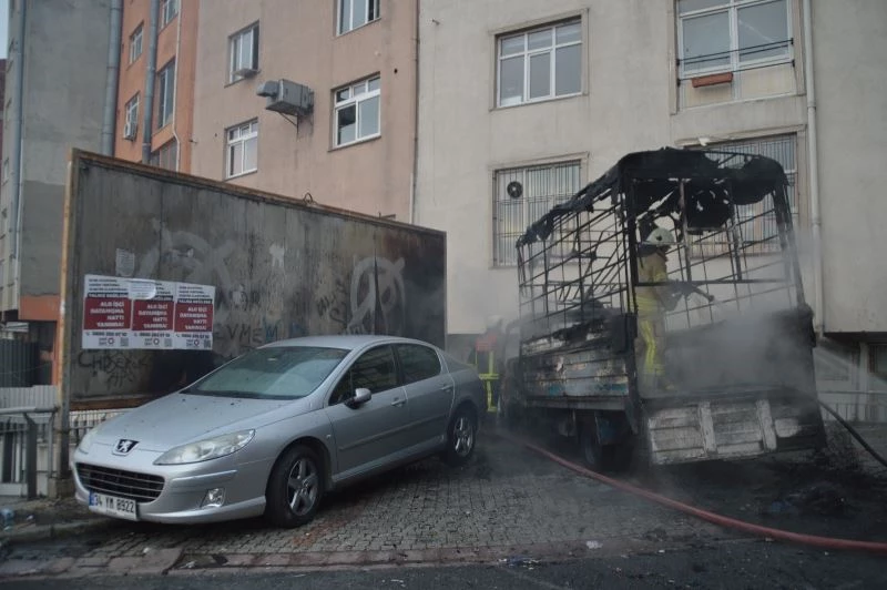 Isınmak için yakılan ateşte 1 kamyonet küle döndü, 2 otomobil hasar gördü
