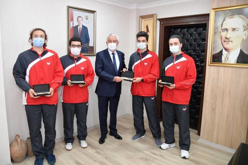 Masa tenisinde şampiyon oldular, mutluluklarını Başkan Başdeğirmen’le paylaştılar
