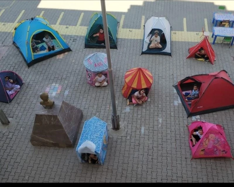 Pandemi döneminde evde sıklan çocuklar çadırda ders işledi
