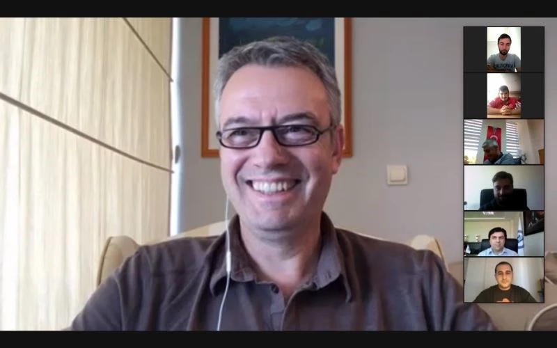 Başarılı spor spikeri ve sunucu Melih Gümüşbıçak, öğrencilerle bir araya geldi
