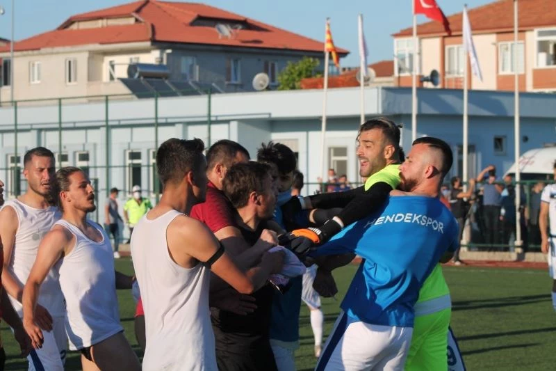 Yeşil saha boks ringine döndü
