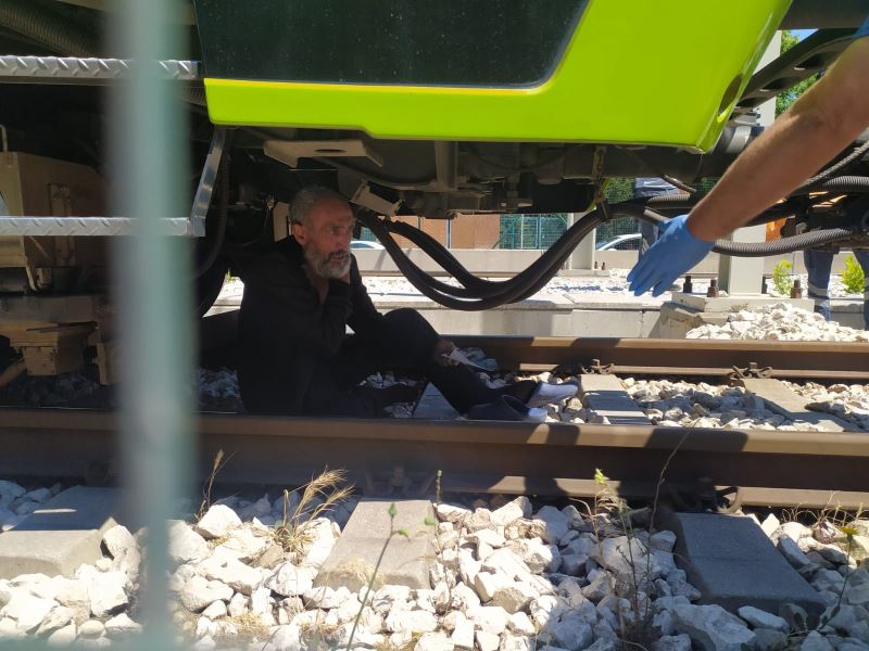 (Özel) - Bursa metrosunda korku dolu anlar...Şehrin metro hattını yarım saat kilitledi
