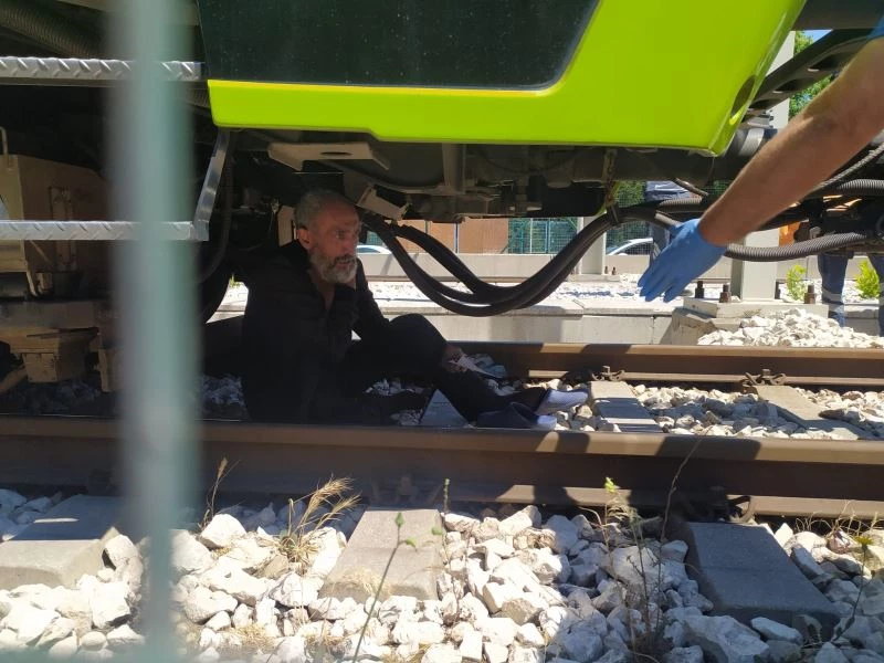 (Özel) - Bursa metrosunda korku dolu anlar...Şehrin metro hattını yarım saat kilitledi
