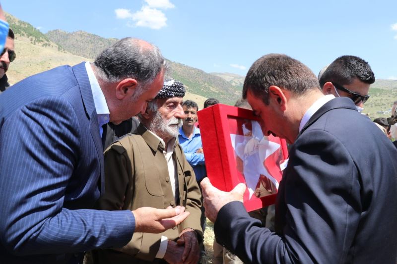 Siirt Valisi Hacıbektaşoğlu, şehit güvenlik korucusu Mehmet Babat’ın ailesine taziye ziyaretinde bulundu
