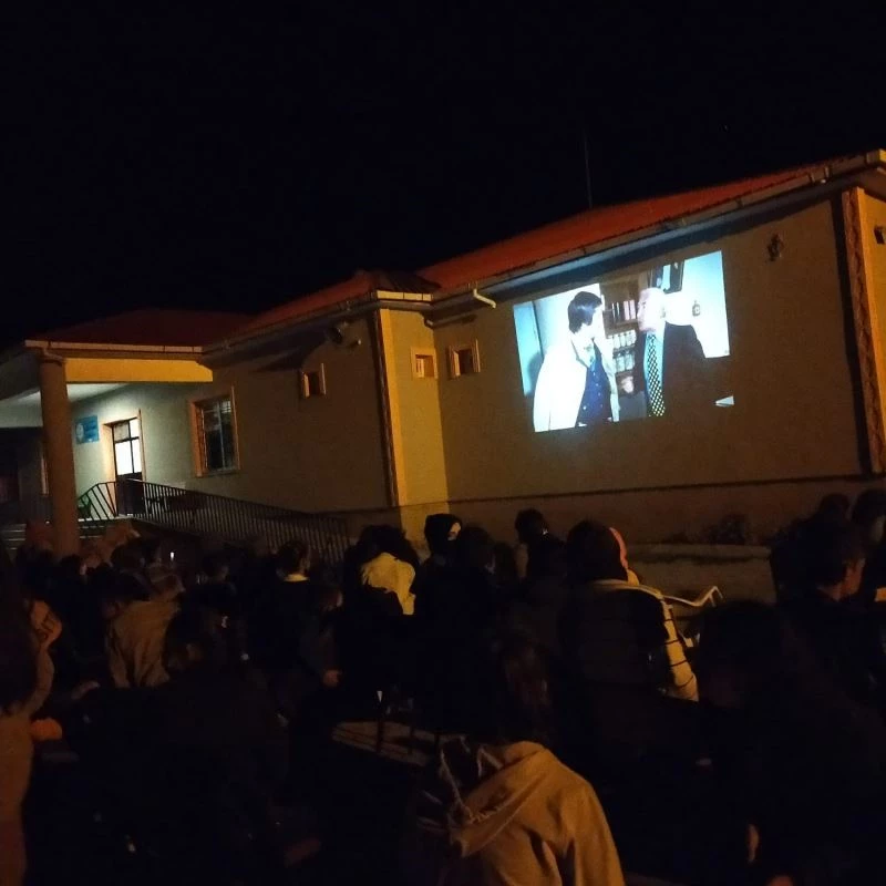 Sarıkamış Karapınar İlk ve Ortaokulu Yöneticilerinden açık havada sinema keyfi
