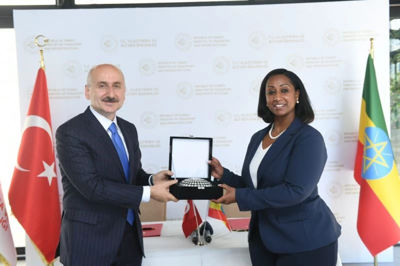 Bakan Karaismailoğlu, Etiyopya Federal Demokratik Cumhuriyeti Ulaştırma Bakanı Moges ile bir araya geldi
