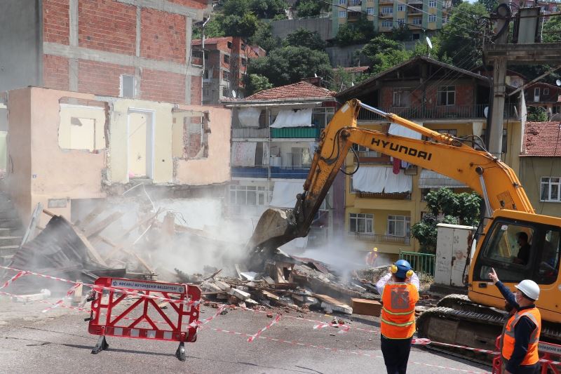 Riskli alan ilan edilen mahallede kepçenin dokunduğu ev yerle bir oldu
