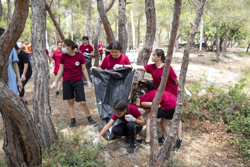 Kır Çiçekleri, Kuyuluk Tabiat Parkında çevre temizliği yaptı
