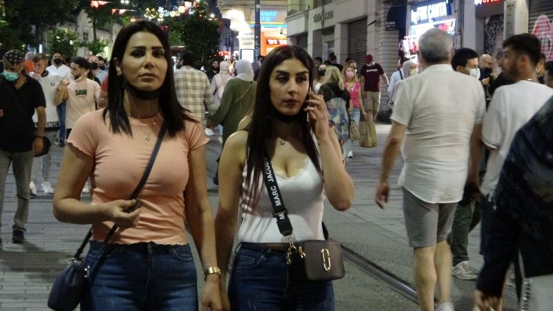 (Özel) İstiklal Caddesi’nde maske ve mesafe unutuldu, halaylar çekildi
