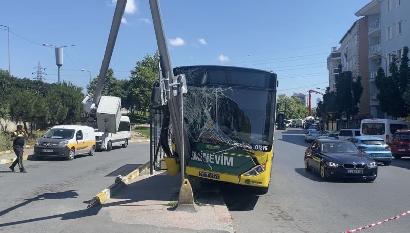 Eyüpsultan’da İETT otobüsü MOBESE direğine çarptı

