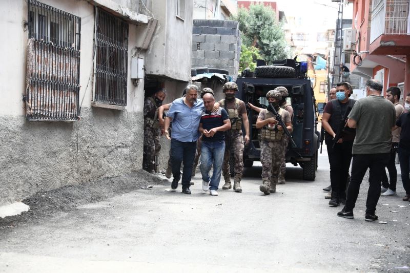 Linç edilmekten polis havaya ateş açarak kurtardı
