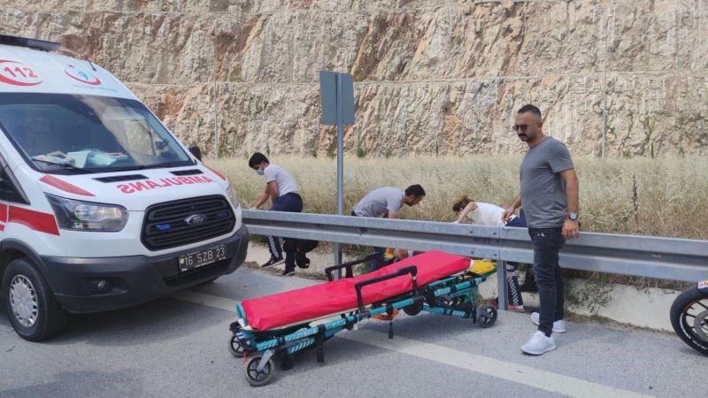 Motosiklet otoban girişinde bariyerlere çarptı
