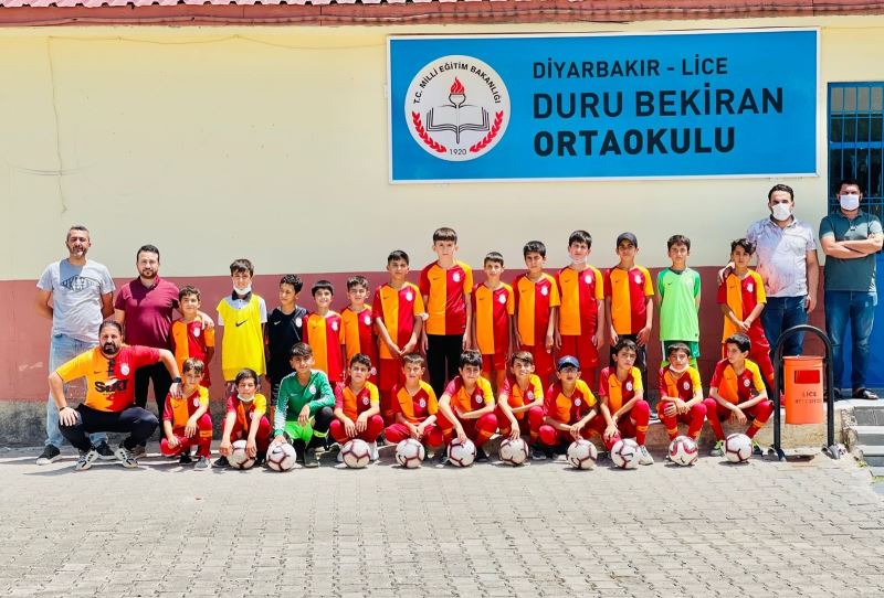 Galatasaray’dan Diyarbakır’daki köy okuluna malzeme desteği
