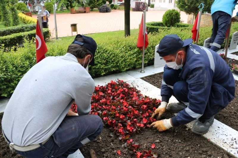Şehitlikler çiçek açtı
