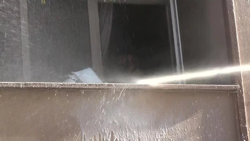 Önce evi yaktı, sonra polise satır ve bıçakla direndi
