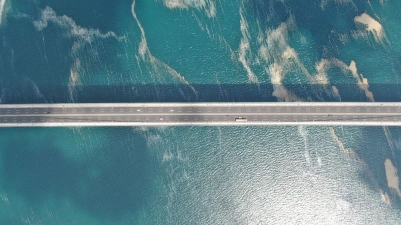 Osmangazi Köprüsü’nü saran deniz salyası havadan görüntülendi
