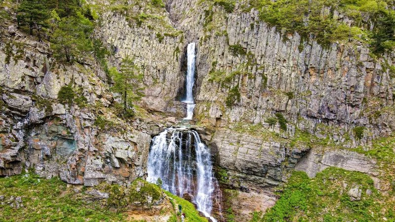 Artvin’in Şavşat ilçesinin Maden köyü şelalesi keşfedilmeyi bekliyor
