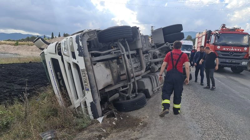 Frenleri boşalan kömür yüklü tır devrildi, sürücünün eşi sinir krizi geçirdi
