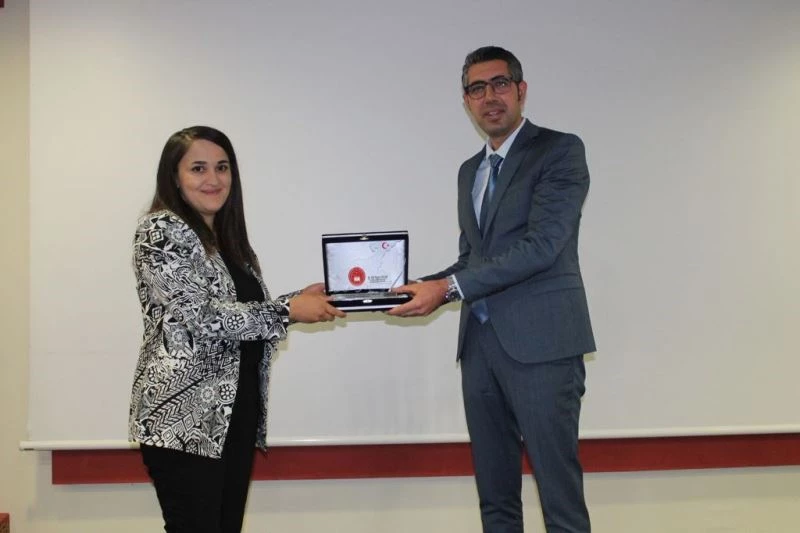 Ataması gerçekleşen hakim ve savcılara plaket
