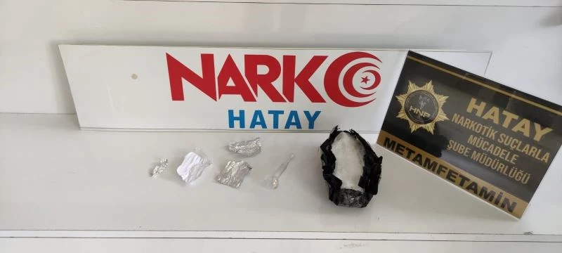 Hatay’da bir otomobilde 214 gram metamfetamin ele geçirildi

