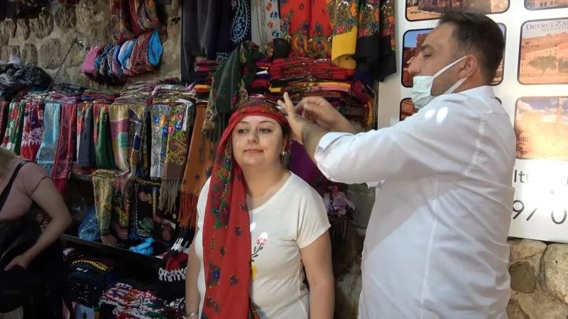 Mardin’e özgü şal bağlaması turistlerin ilgi odağı oldu
