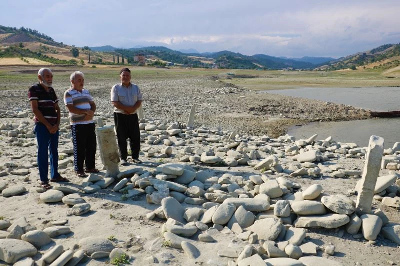 Sular çekilince mezarlık ortaya çıktı, yakınları mezar başında dua etti
