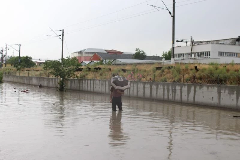 Ankara’da sağanağın ardından gelen sel sokakları kapattı
