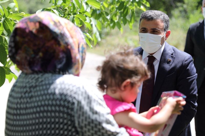 Vali Atay, aile ziyaretlerinde çocukları unutmuyor
