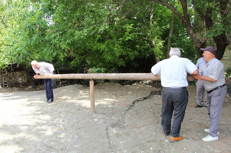 Yaşlılar 50 yıl sonra yeniden kurulan ‘cıngırdak’ ile çocuklar gibi eğlendi
