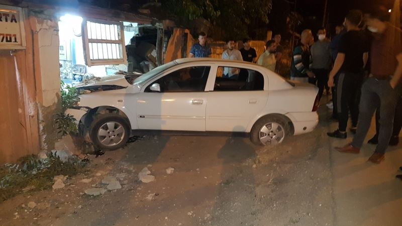 Otomobil tamirhanenin duvarına çarptı: 4 yaralı
