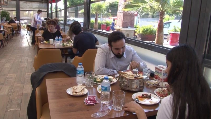 Kısıtlamasız cumartesi gününde vatandaşlar restoran ve kafeleri tercih etti
