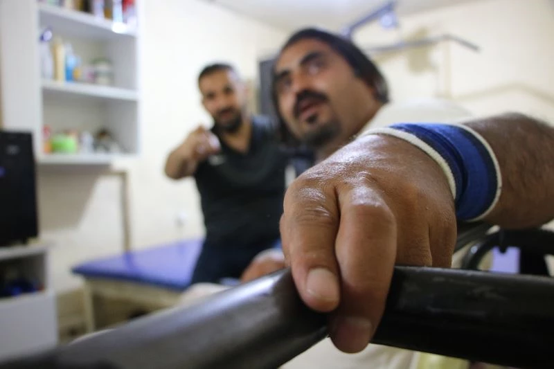 15 yıl yatağa bağlı kaldıktan sonra konuşmayı yeniden öğrenip, dikilen koluyla halter kaldırmaya başladı
