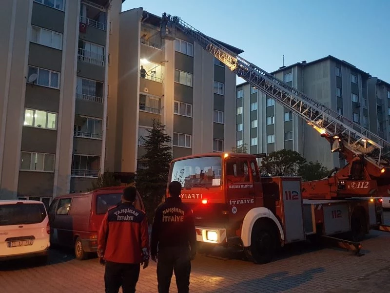 Oluğa sıkışan kargayı itfaiye kurtardı
