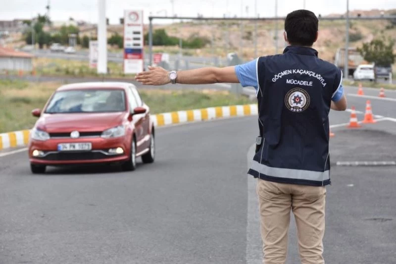 Denizli’de aranan şüphelilere yönelik yapılan çalışmada 107 yabancı uyruklu kişi yakalandı
