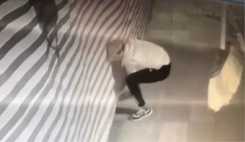 Züccaciye dükkanından 2 bin liralık güneş gözlüğü ve terlik çalan hırsızlar kamerada

