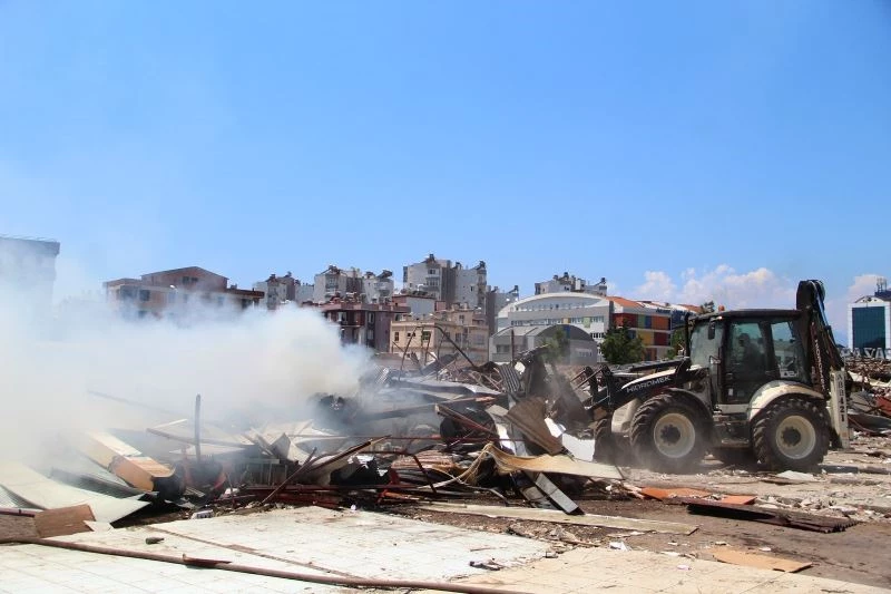 Eski festival çarşısındaki yangın korkuttu
