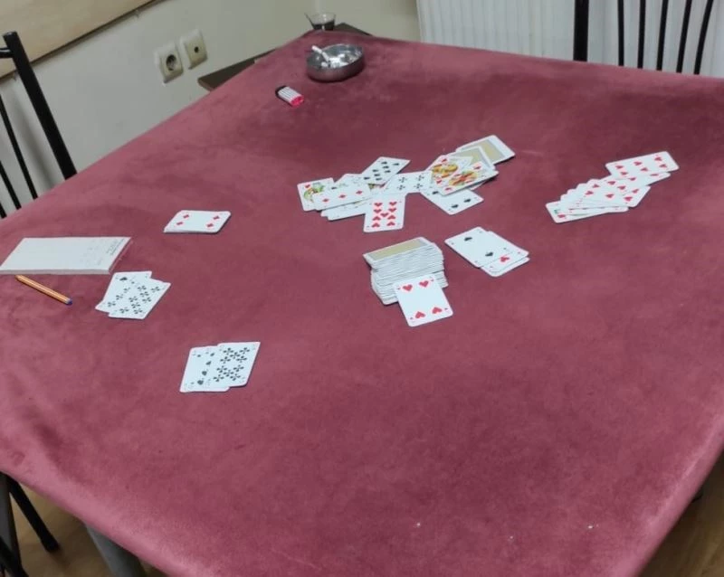 Mühürlenen lokalde kumar oynayan 11 kişiye 34 bin lira para cezası
