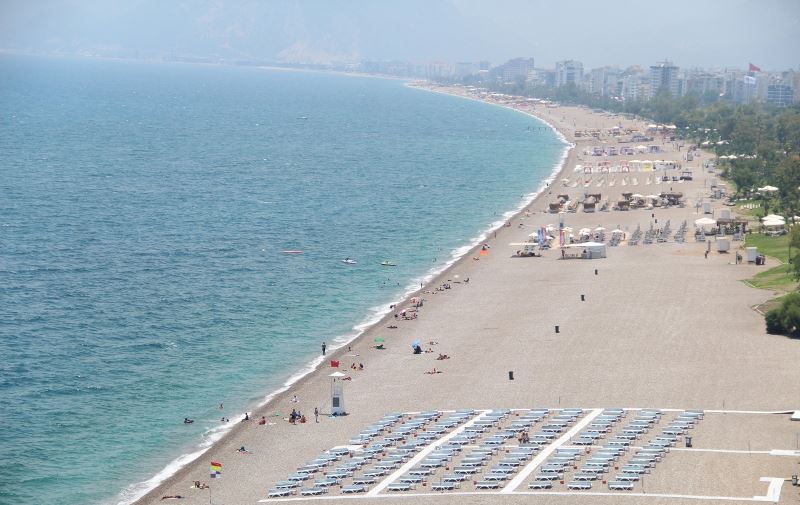 Antalya’da sahillerde turist yoğunluğu
